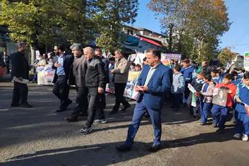 حضور کارکنان شبکه بهداشت در راهپیمایی ۱۳ آبان شهرستان شفت