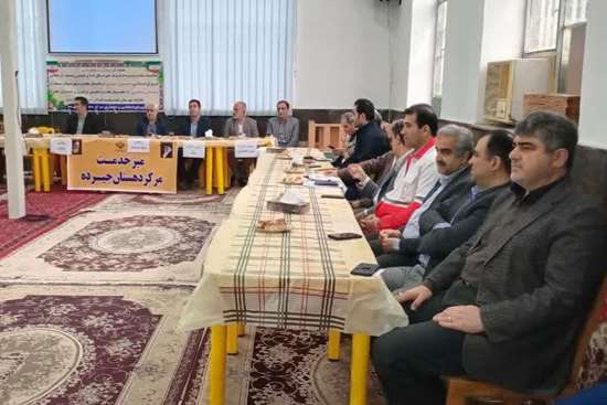 حضور مسئولان در میز خدمت مسجد جامع جیرده 